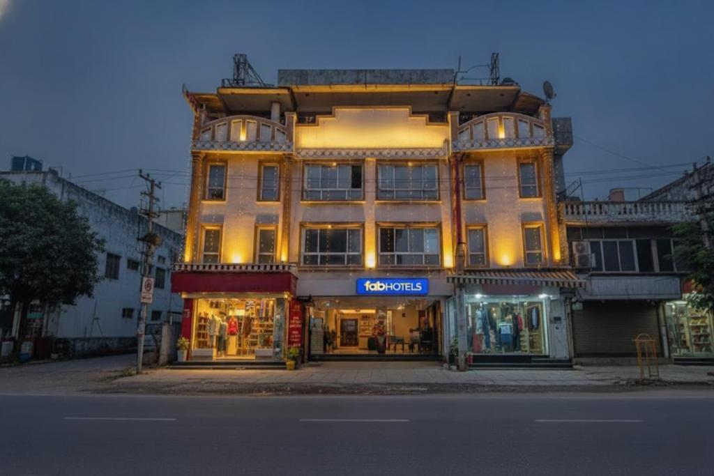 un gran edificio en la esquina de una calle en Via CT Palace, en Bhopal