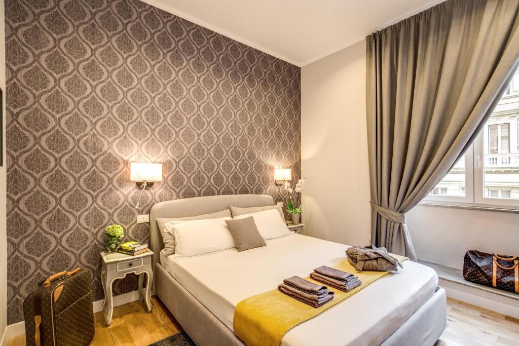 una camera con un letto in una stanza con una finestra di The Club Navona a Roma