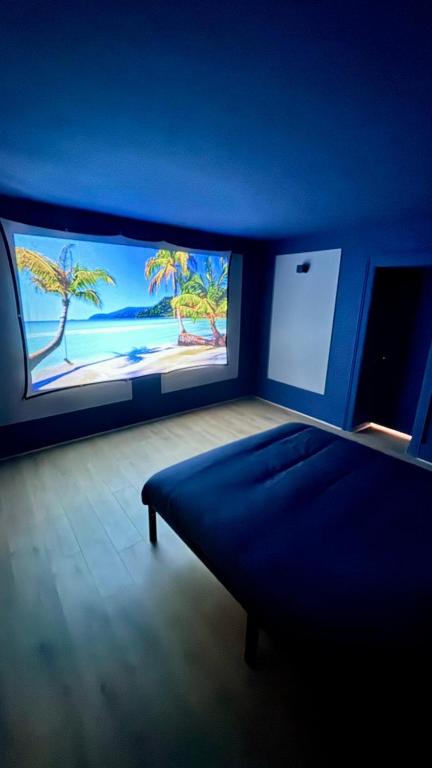 ベルフォールにあるCinema Room - Belfortの青い部屋(ベッド1台、大画面スクリーン付)