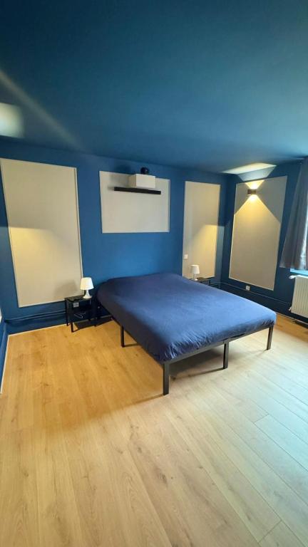 una camera blu con un letto in una stanza di Cosy 4 - Belfort centre a Belfort