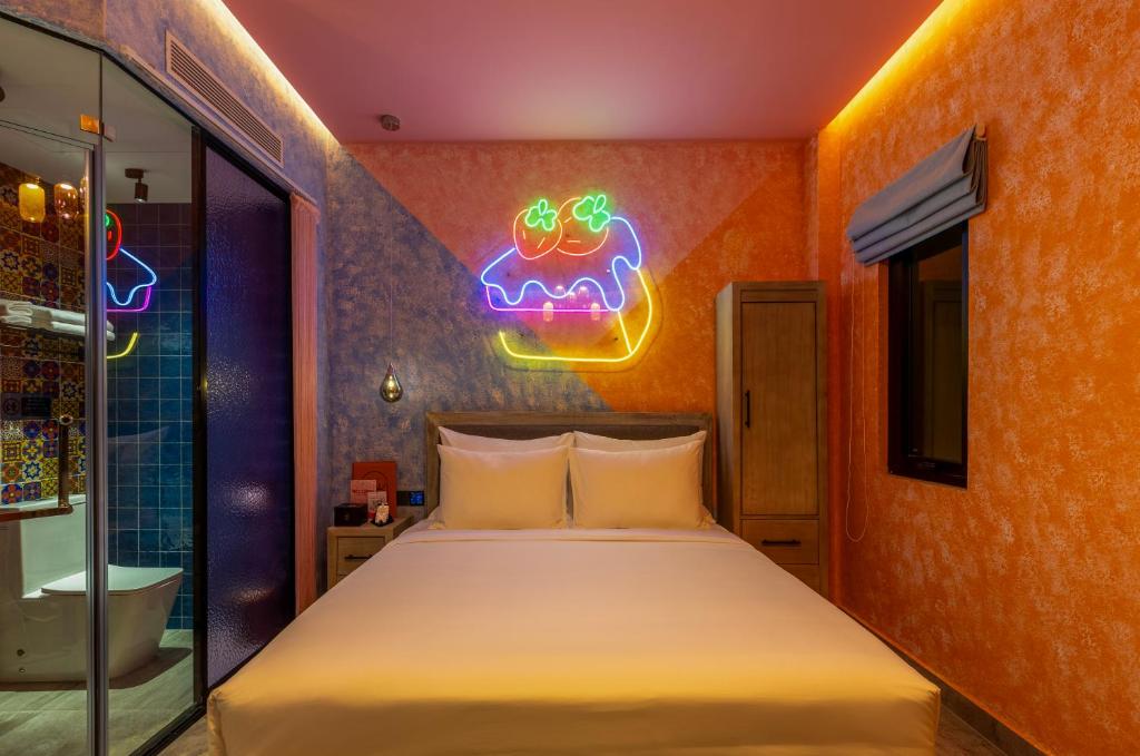 Pynt Hotel 7 في مدينة هوشي منه: غرفة نوم مع سرير وعلامة نيون