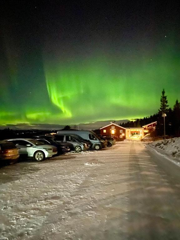 an image of the aurora in the sky over a parking lot at Gålå Høgfjellshotell in Gålå