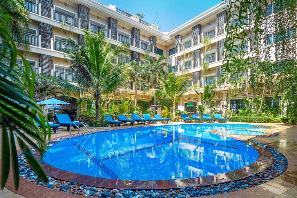 Baitong Heritage Hotel في سيام ريب: حمام سباحة كبير أمام مبنى