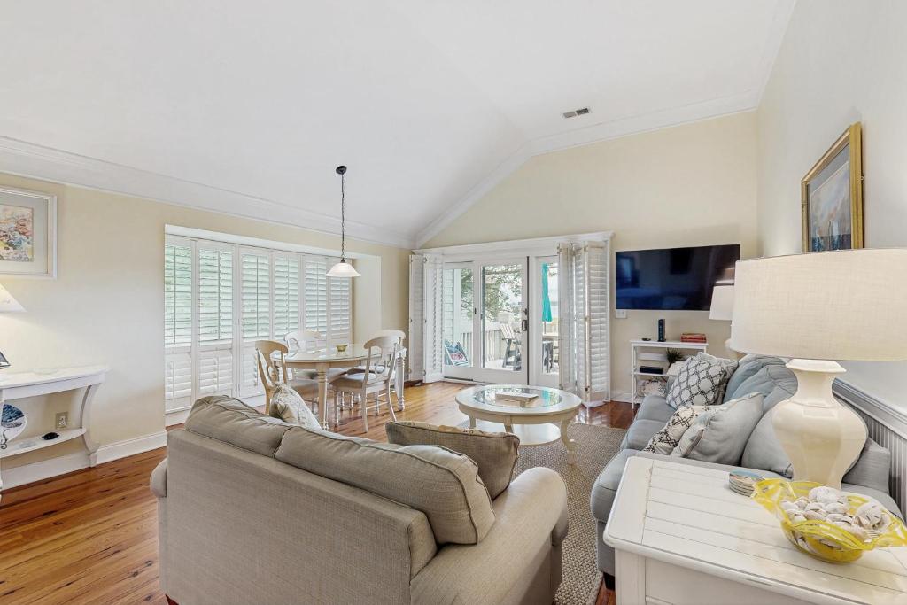 un soggiorno con un divano e un tavolo di Pelican Watch 1350 a Seabrook Island