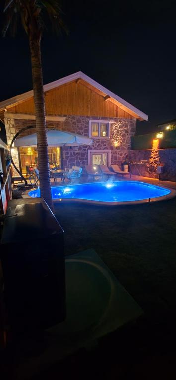 Πισίνα στο ή κοντά στο Isıtmalı Havuzlu Otantik Taş Ev