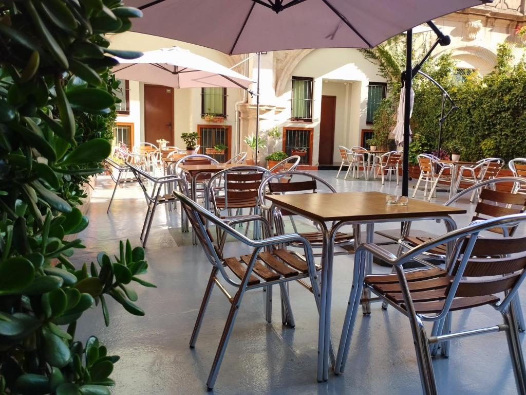 een tafel en stoelen met parasols op een terras bij La Terrassa in Barcelona