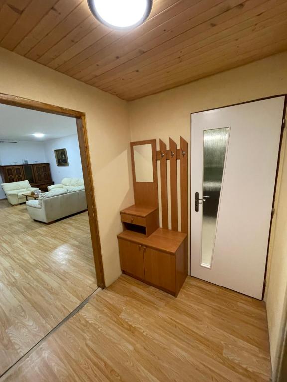een kamer met een deur en een woonkamer bij Ubytovanie u Grófa in Turany