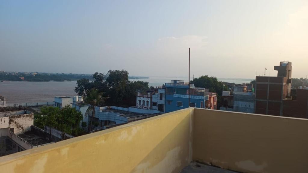 ein Blick auf eine Stadt vom Dach eines Gebäudes in der Unterkunft Shri Ram Bhavan Homestay in Varanasi