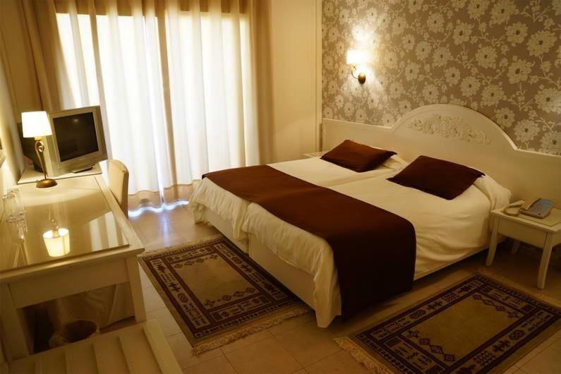 Soviva的一间带大床和电视的卧室