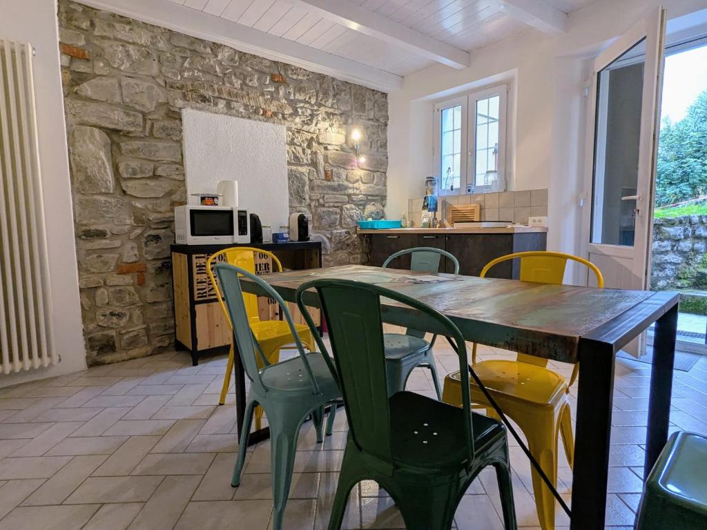a kitchen and dining room with a table and chairs at Casa colore intera casa nel borgo antico in Ossuccio
