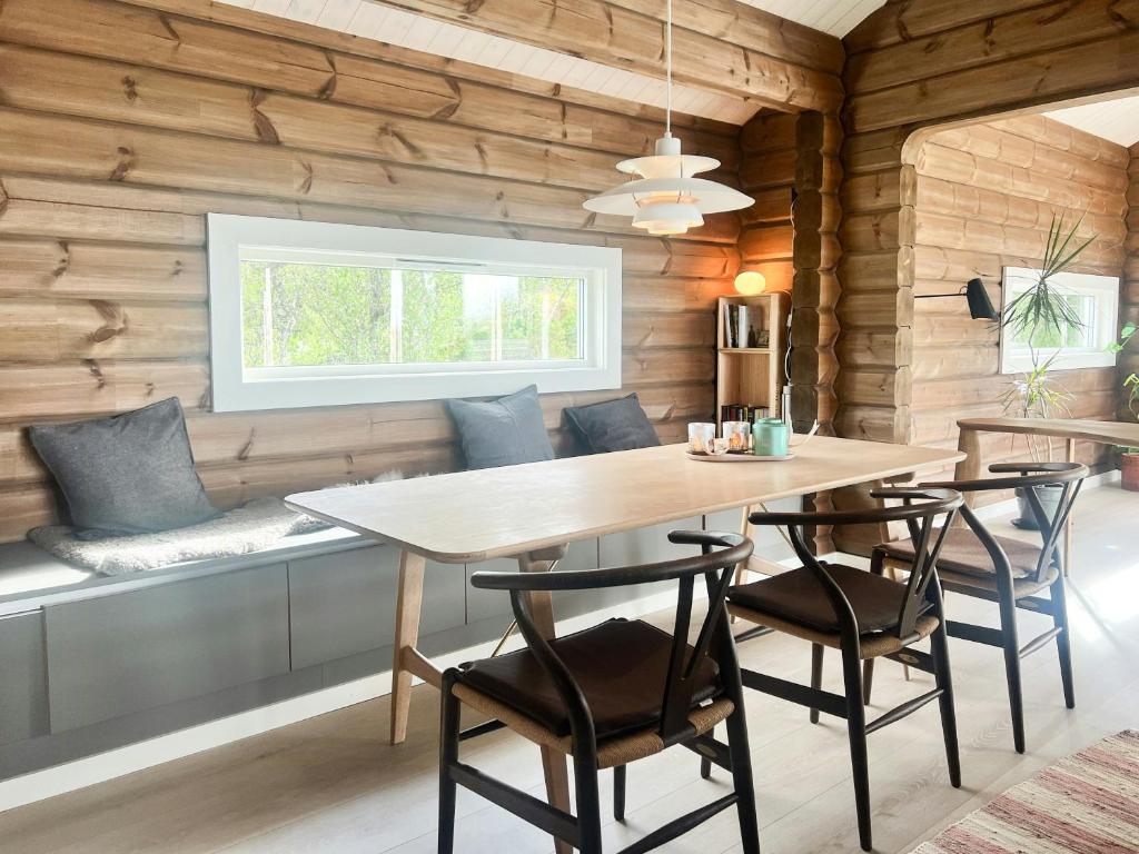 a dining room with a table and chairs at Mountain Cabin With Great Ski Terrain in Vingelen