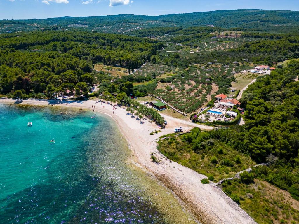 een luchtzicht op een strand in een resort bij Beachfront House Mir with private pool and jacuzzi right at the beach in beautiful bay in Mirca - Brac in Supetar