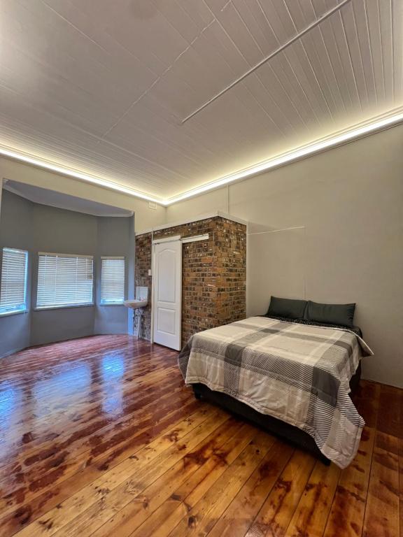 En eller flere senge i et værelse på Kings Park Lodge