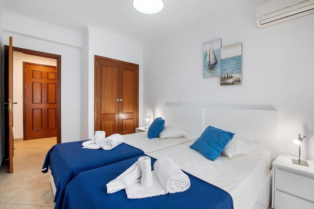 due letti in una stanza con blu e bianco di Monte Fino Beach a Monte Gordo