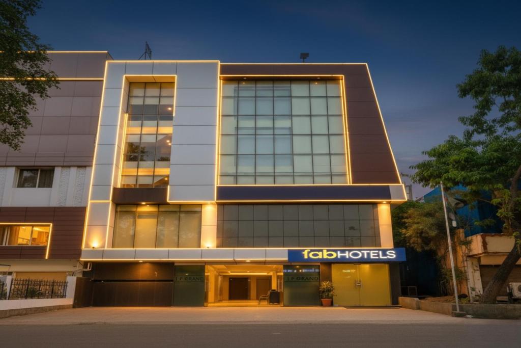 FabHotel Grand Stay في نيودلهي: مبنى مع علامة أمامه