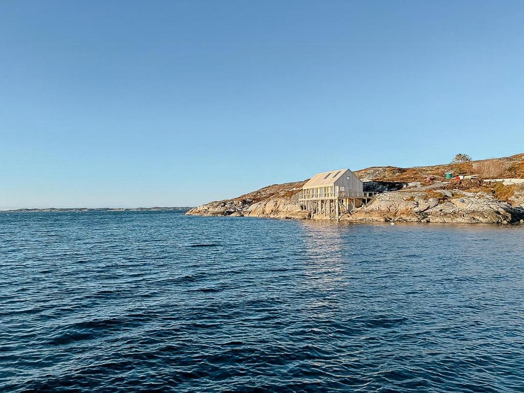 KvenværにあるArchitectural Gem On Rocks In Kvenværの水の海岸の建物
