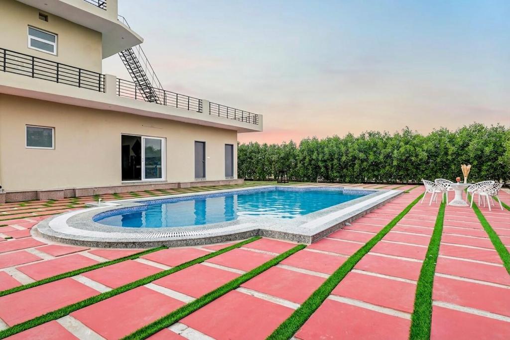 Piscina de la sau aproape de Vijeta farms by Alaya Stays