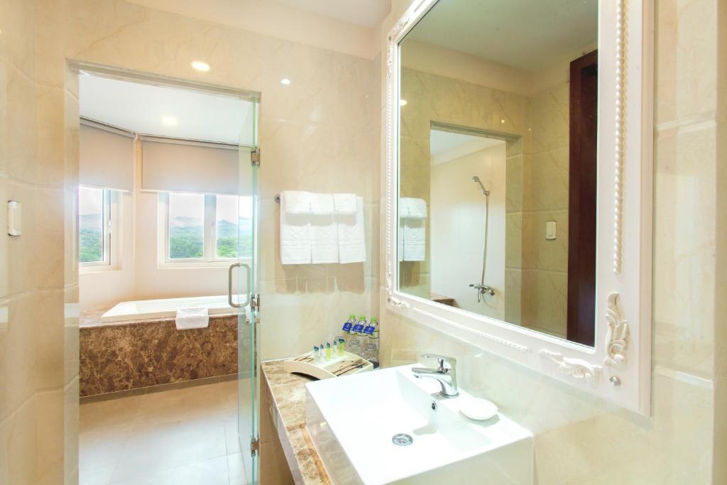 Suite Junior Cho 3 Người Nhìn Ra Thung Lũng