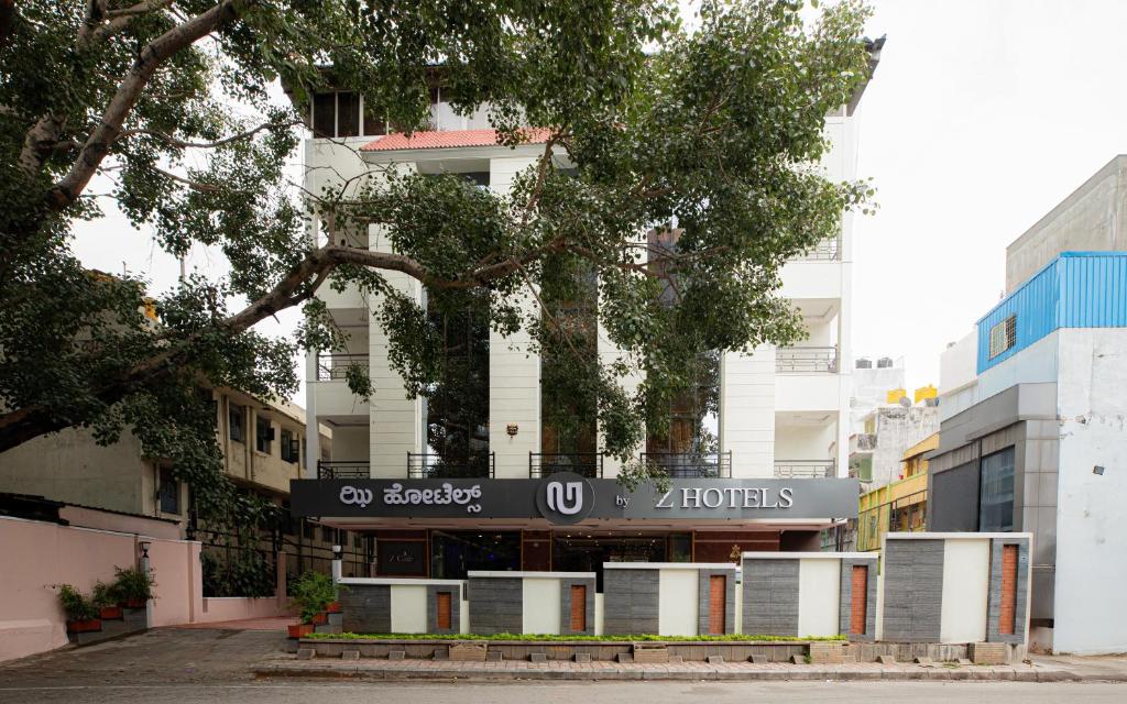 een gebouw met een bord voor een hotel bij U by Z Hotels, Richmond Circle in Bangalore