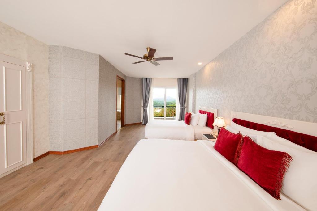 Suite Junior Cho 3 Người Nhìn Ra Thung Lũng