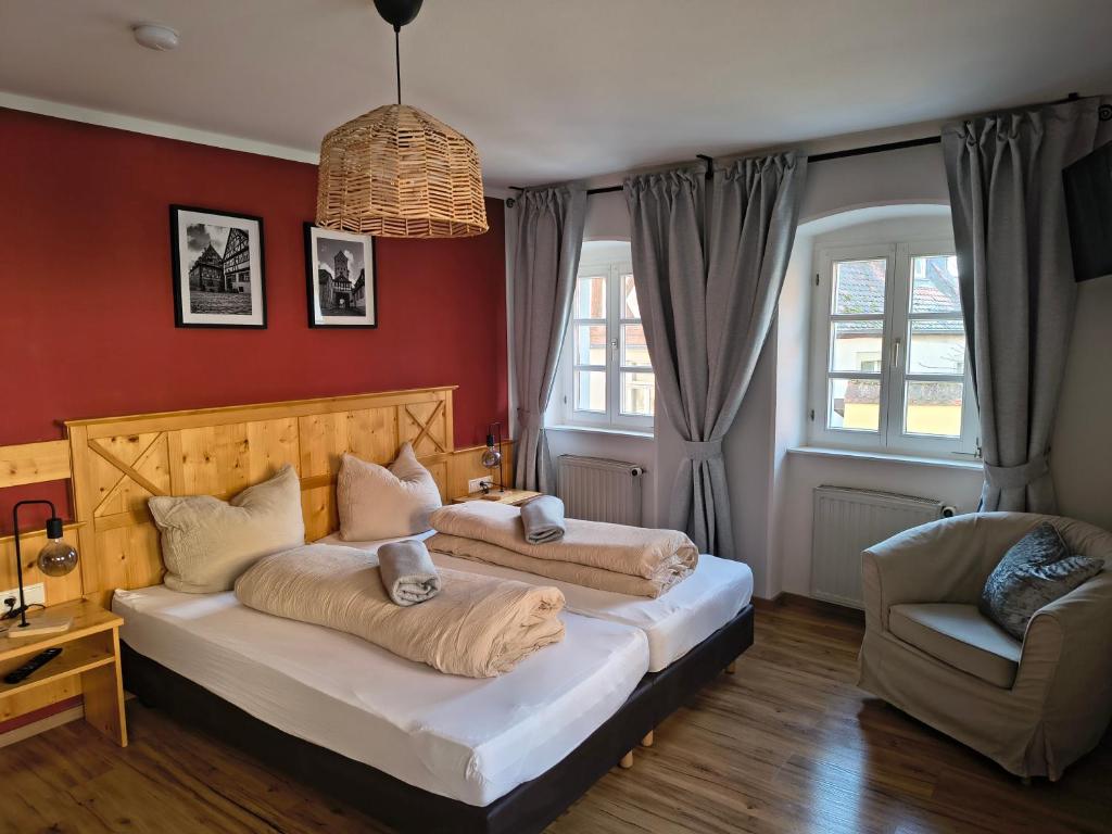 Ένα ή περισσότερα κρεβάτια σε δωμάτιο στο Der baeren - Wohnen im ältesten Gasthaus von Mainbernheim