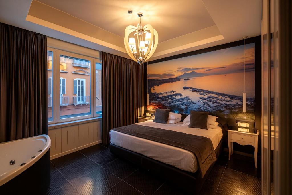 Giường trong phòng chung tại Hotiday Napoli Lungomare