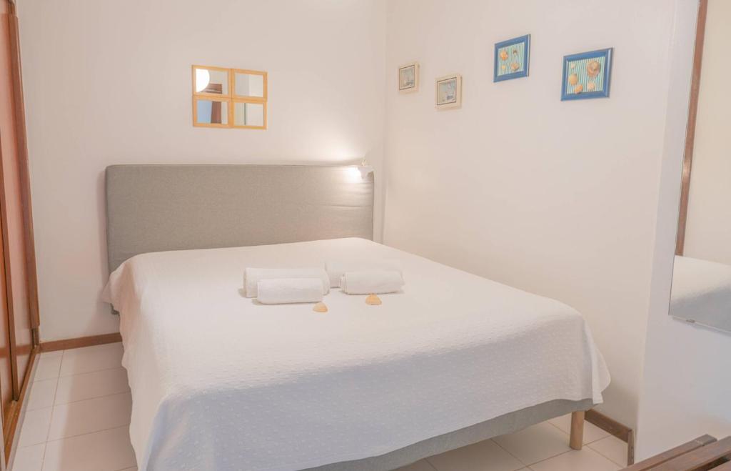 un letto bianco con due asciugamani sopra di Torre da Rocha 601A a Praia da Rocha