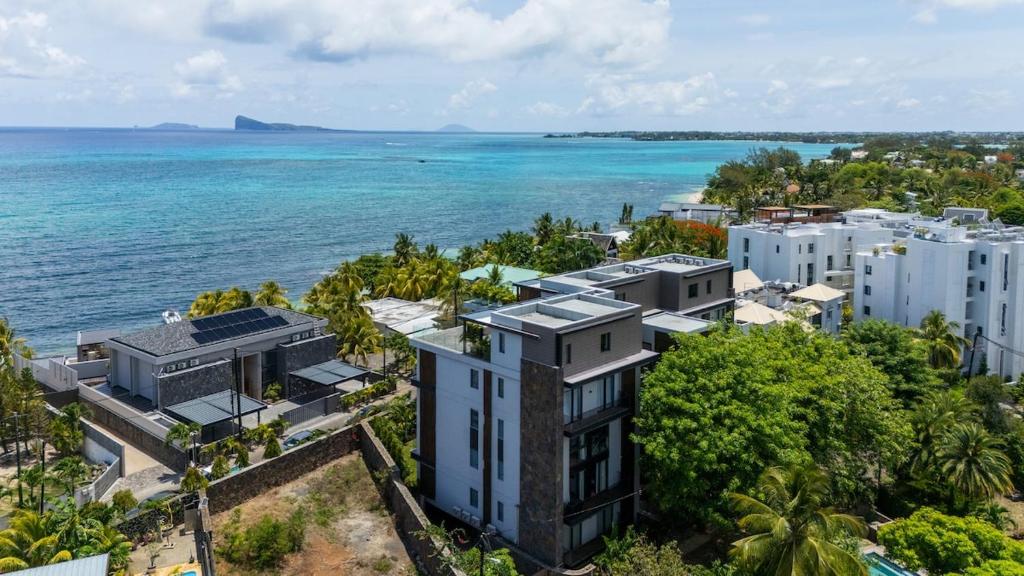 an aerial view of a building next to the ocean at Modern and comfortable apartment in Pointe aux Cannoniers