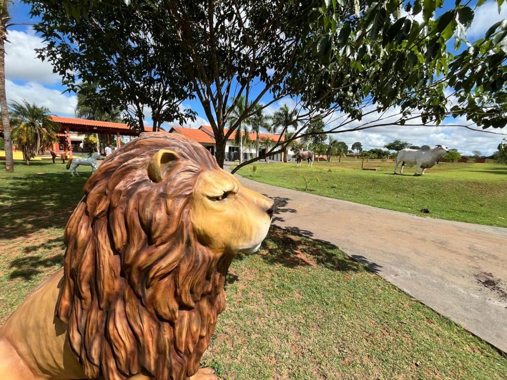 een beeld van een koe met lang haar bij Hotel Fazenda Flamarion in Lagoa Santa