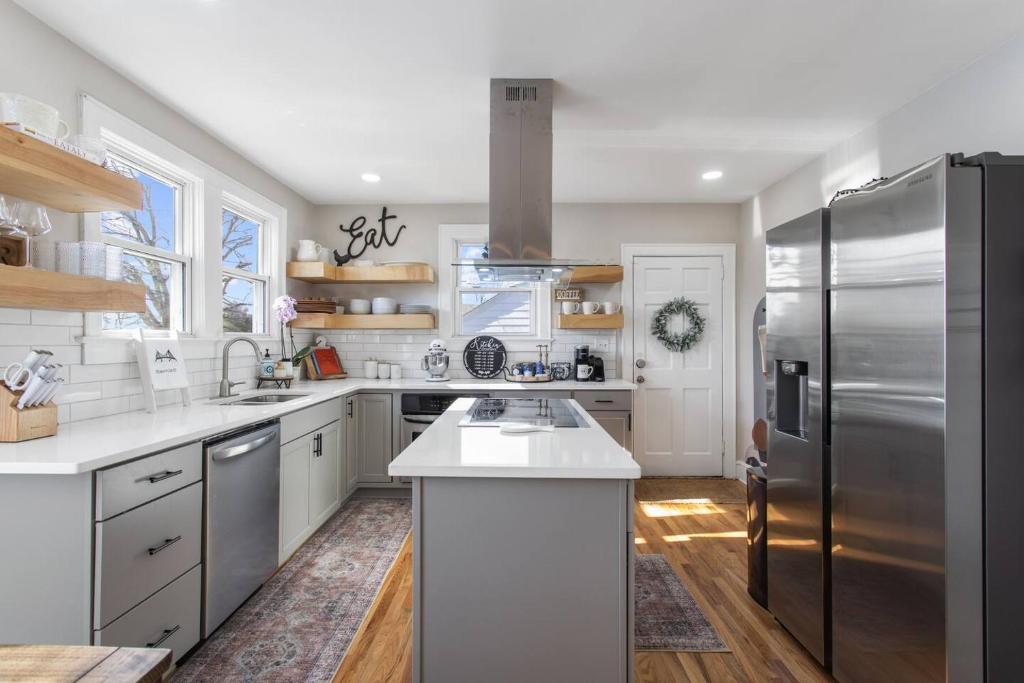 Η κουζίνα ή μικρή κουζίνα στο BikeslParkPasslPizzaOvenlSnoConelYouTubeTVlEV