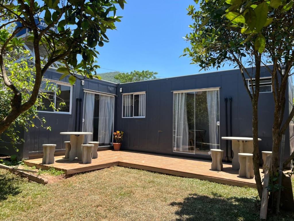 Containers Schmitz في فلوريانوبوليس: منزل صغير أسود اللون مزود بشرفة وطاولتين