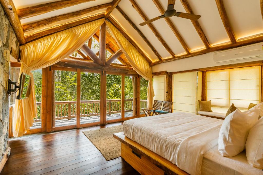 Postel nebo postele na pokoji v ubytování Avana Holiday Experiences,Wayanad