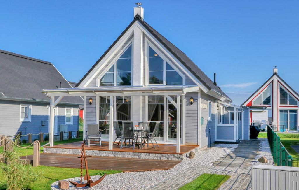 a house with a conservatory with a deck at Haus Ankerplatz in Wandlitz