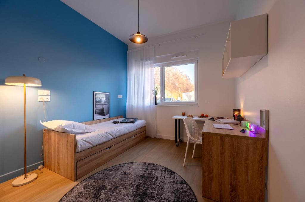 Un pat sau paturi într-o cameră la Nemea Appart Hotel Coeur Europe Strasbourg Illkirch