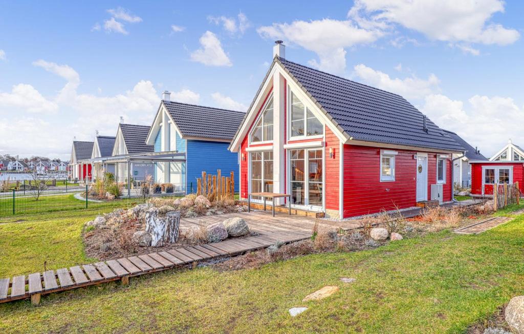 una casa con una casa rossa e blu di Haus Aliyah a Wandlitz