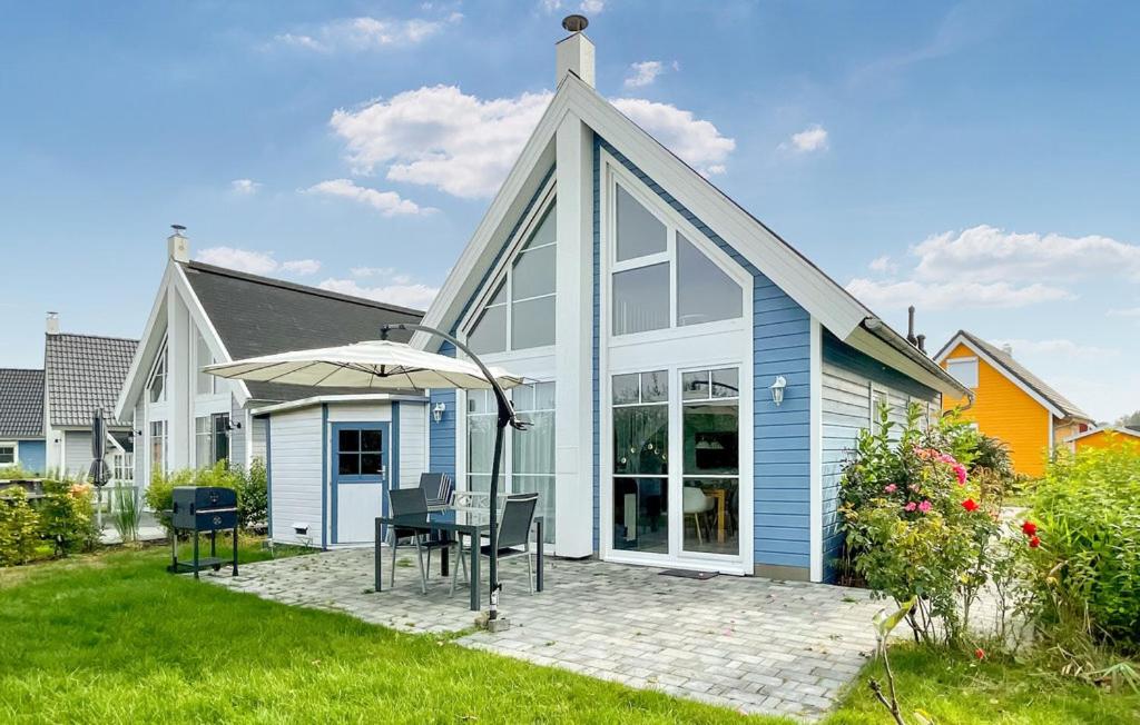 una casa con patio con tavolo e ombrellone di Villa Kunterbunt a Wandlitz