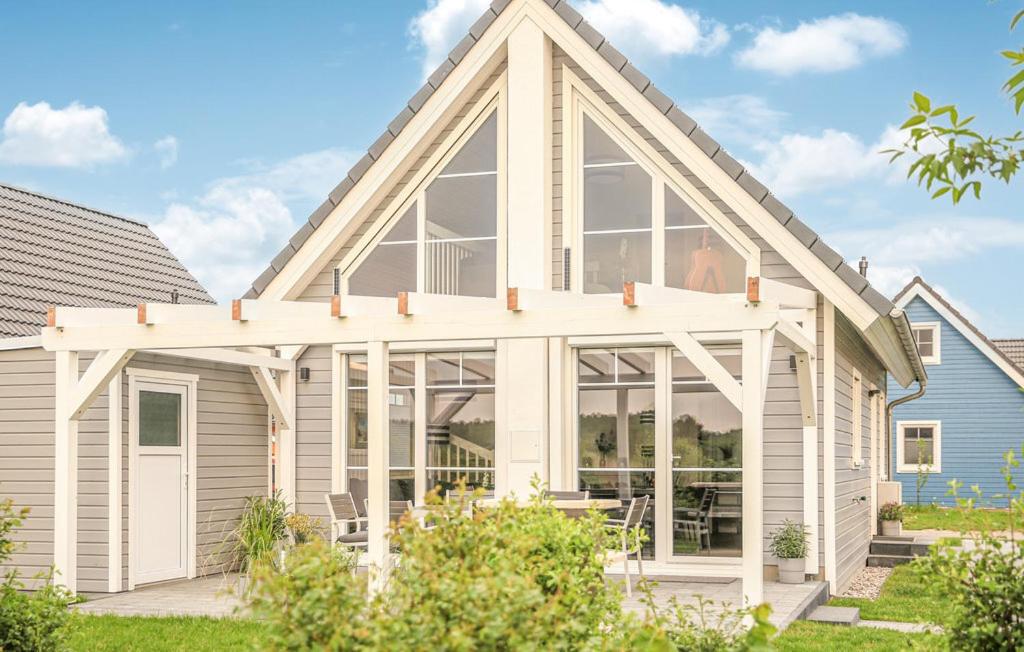 una casa con grandi finestre sulla parte anteriore di Lilly Hus a Wandlitz