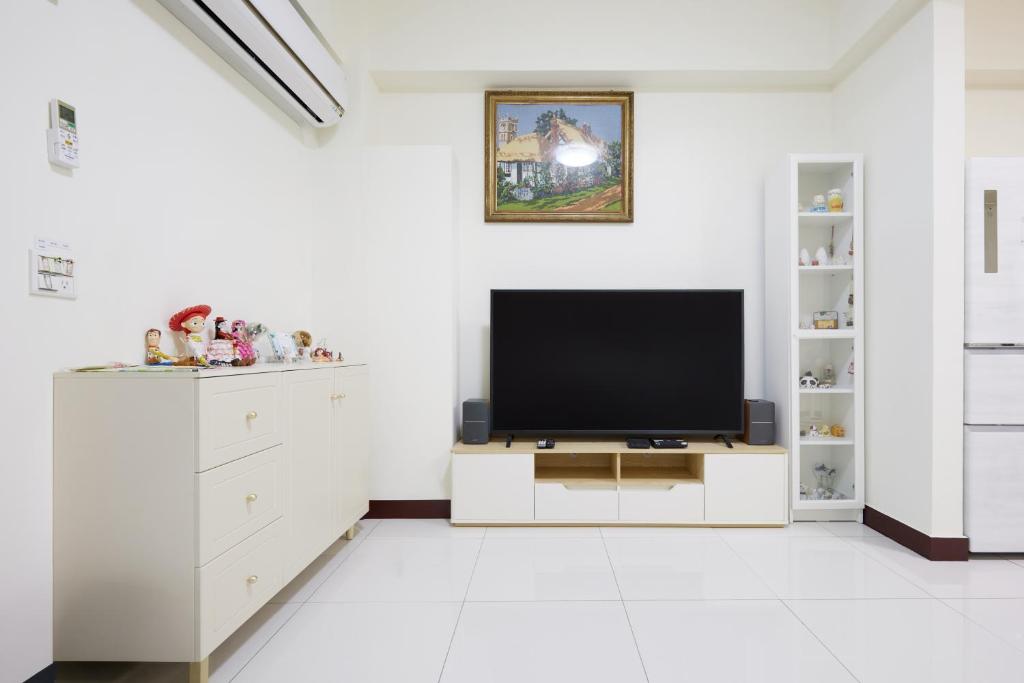 TV a/nebo společenská místnost v ubytování 谷香 Guxiang House 東區靜巷透天獨棟