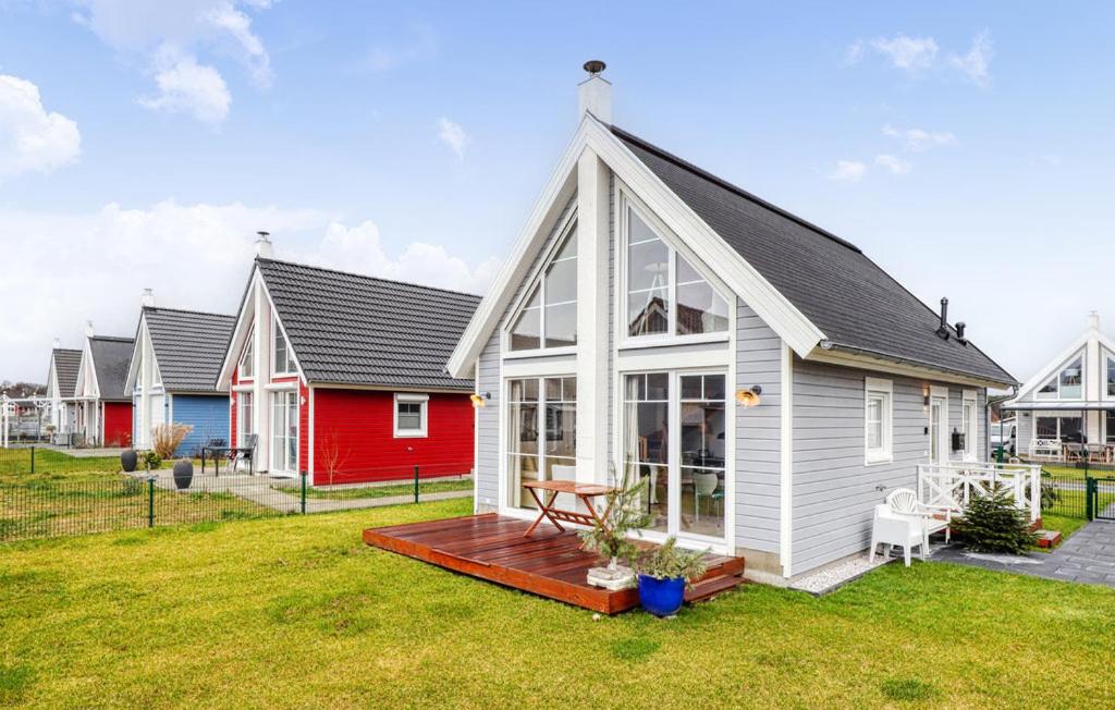 een huis met een rood-wit huis bij Haus Charlotte in Wandlitz
