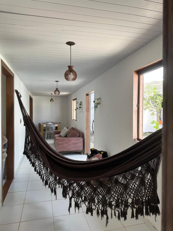 een hangmat in een kamer met een woonkamer bij casa de campo em Aldeia PE in Recife