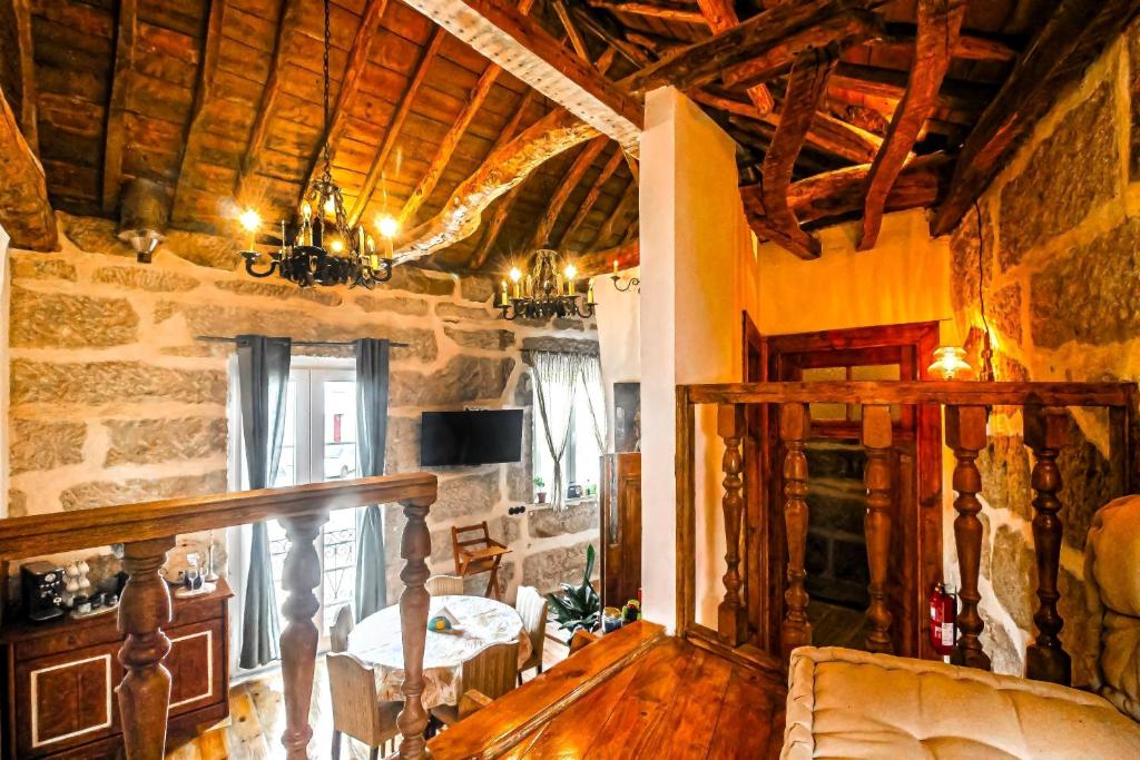 una sala de estar con un sofá y una mesa en Refúgio Rústico - Exclusivo, en Favaios