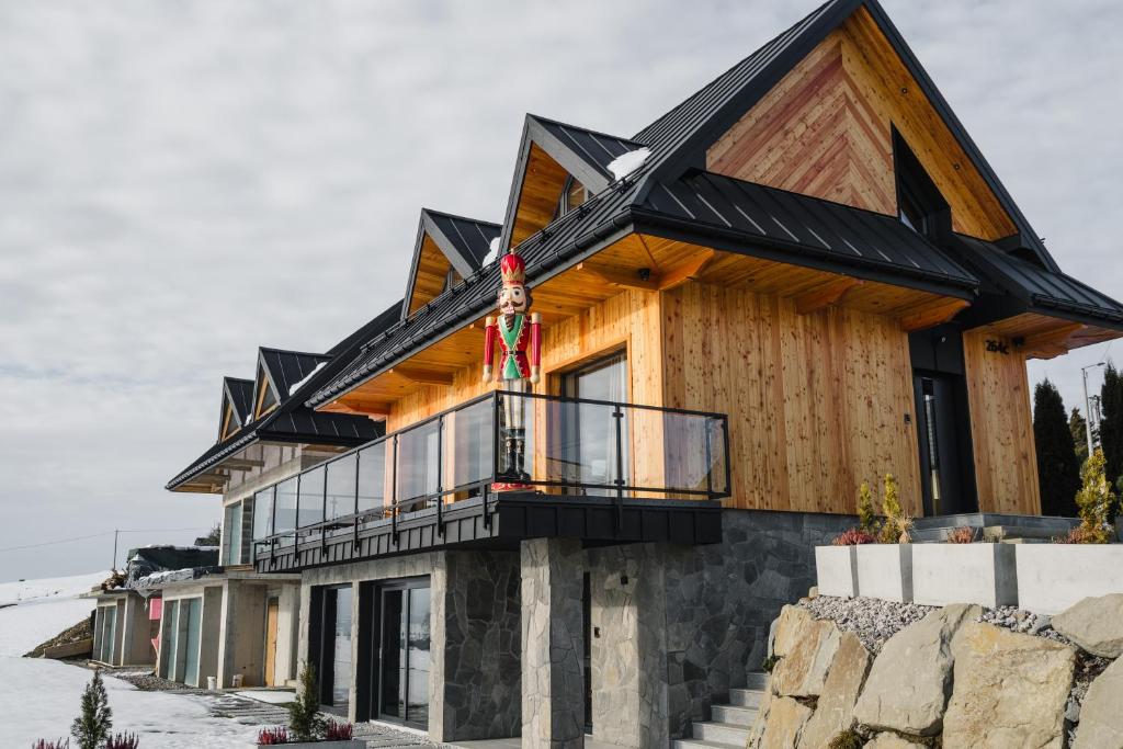 a house with a black roof at Tatres Bachledówka in Czerwienne