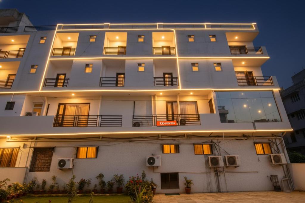 un gran edificio blanco con ventanas por la noche en Via The Premium Villa, en Nueva Delhi