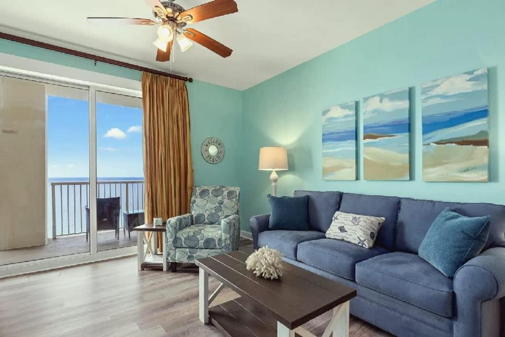 Et opholdsområde på Oceanfront Three-Bedroom Luxury Condo With Breathtaking Gulf Views