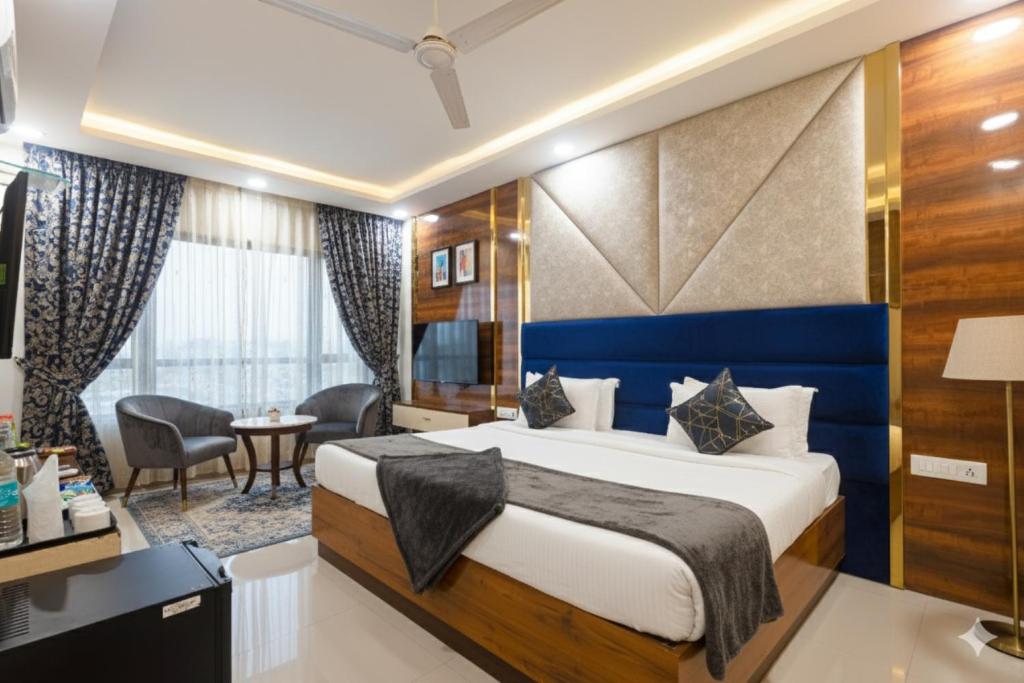 Voodi või voodid majutusasutuse Hotel Ambiance Plaza Aerocity FREE Airport Drop toas