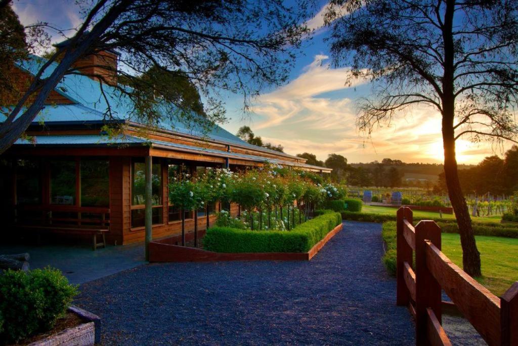 Сад в Deluxe Villa - Circa 1860s Homestead