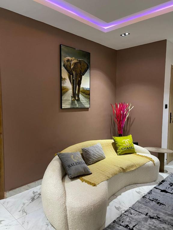 Un dormitorio con un cuadro de elefante en la pared. en LEKKI CONSERVATION FURNiSHED APARTMENT 1, en Lagos