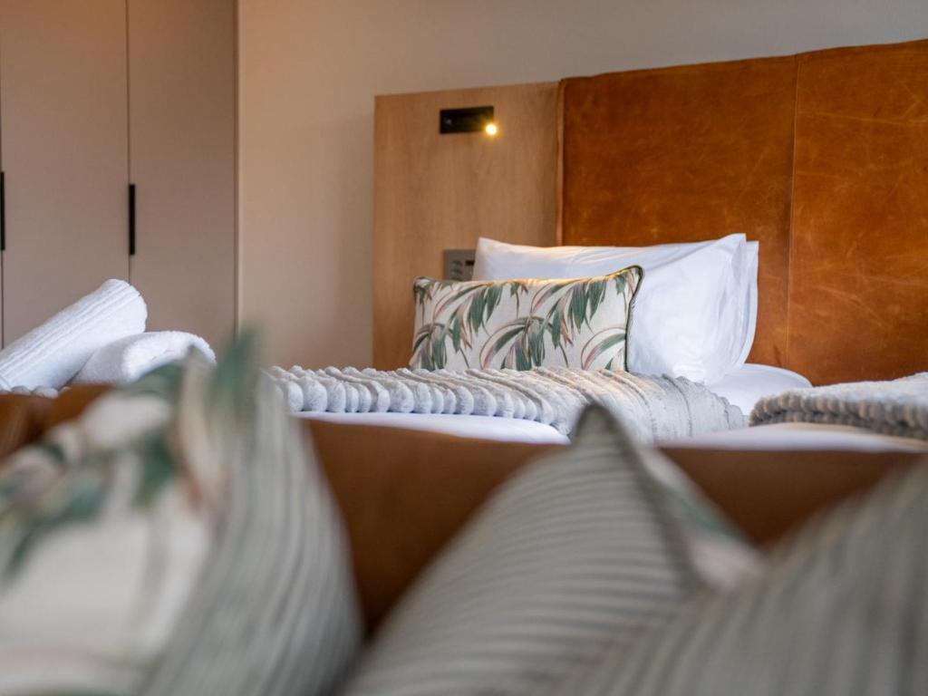 En eller flere senge i et værelse på The Circle Luxury Self Catering Studios