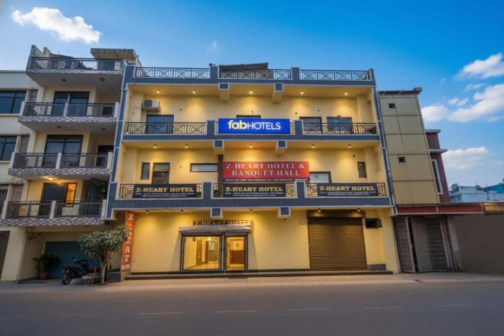 Un edificio con un cartel al costado. en FabHotel Z Heart, en Tughlakābād