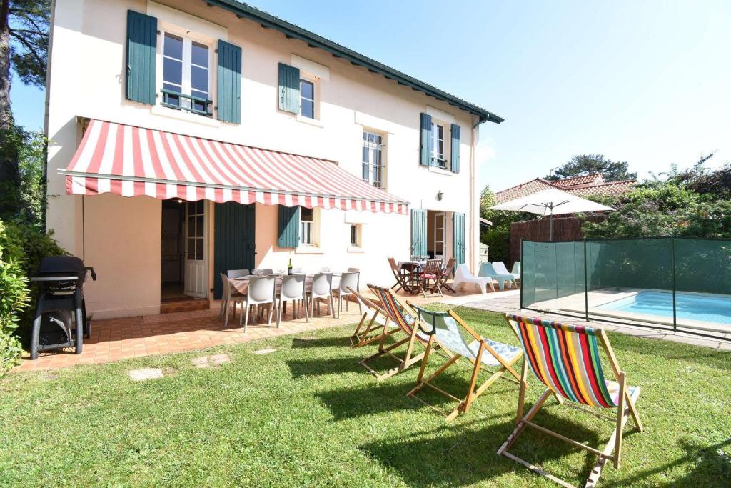 Πισίνα στο ή κοντά στο Hossegor Charmante villa avec piscine, jardin et dépendance pour 15 personnes.